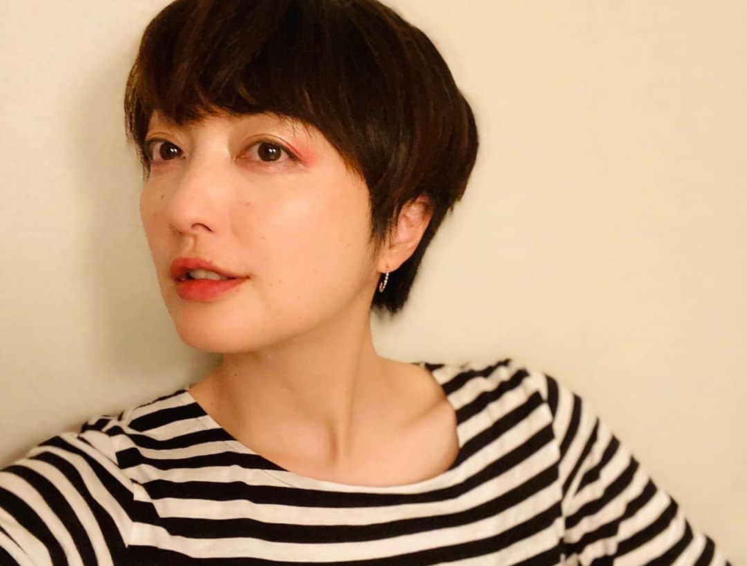 野本かりあのインスタグラム：「ショートヘアだと、1ヶ月に1回のメンテナンスに。でも今回、ちょっと我慢してまだ行ってない。 ちょっとウィッグぽくなってきたな。 いつ切りに行こうか、分からなくなってきたよ。 #karianomoto #AYUさんに相談だ」