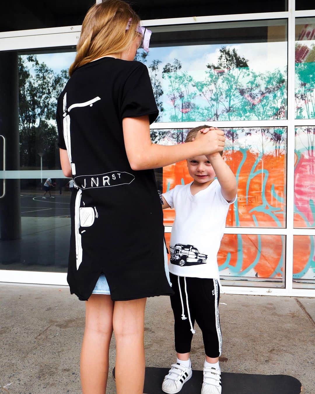 Kidz Fashionさんのインスタグラム写真 - (Kidz FashionInstagram)「How cute does our @baileevb and our little mate Jones look in their fab tees from @jnrst_kids. Another of the amazing brands featured  in our Christmas 2019 Aussie Must Haves! Word on the street is that they have new lines dropping THIS WEEK so make sure you head on over and check them out! Discount code can be found on our website - happy shopping! www.KidzFashion.co #kidzfashion #kidzfashionau #christmas #aussiechristmas #urbankids」11月25日 16時42分 - kidzfashion