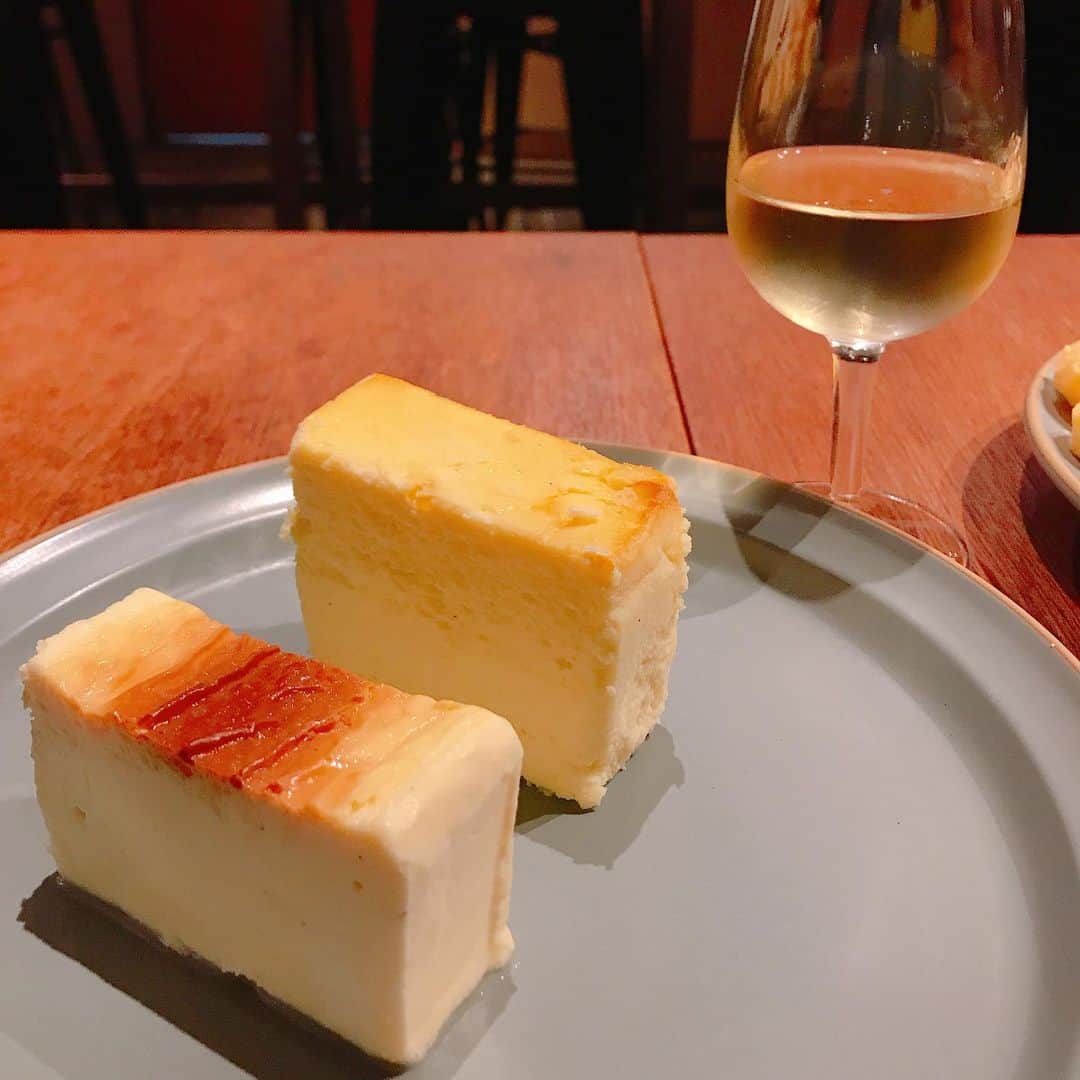 木谷有里さんのインスタグラム写真 - (木谷有里Instagram)「ワインバーnomunoで 大好きなチーズケーキを食べてきた🧀  夜はワイン飲み放題なので、チーズに合うものを選んでもらって飲み比べも🍷 しかも食べ物持ち込み自由❗️ テリーヌチーズケーキめっっっちゃ濃厚で美味しかった😍😍 好きなタイプ💛🧀 甘すぎずペロリと完食❣️ かまくらボロネーゼのこのチーズの量見て👀✨パスタが見えない🤣 幸せすぎるでしょ💛ふわふわチーズMAX!!! ボロネーゼはランチタイムに食べることが出来ます♪ モチモチ食感の食べ応え抜群のパスタ🍝 📍ワインバーnomuno（ノムノ） https://akasaka.nomuno.tokyo/ チーズ盛り盛りのボロネーゼも絶品でした😍 https://akasaka-search.com/6936 🧀テリーヌチーズケーキ http://www.terrinecheesecake.com  #ワインバーノムノ #ノムノ赤坂 #ワイン飲み放題 #チーズケーキ #テリーヌチーズケーキ #福田弘亘 #あまいけいき #ビゴリ #ボロネーゼ専門店 #かまくらボロネーゼ #王様のブランチ #木谷有里　#木谷有花　#木谷姉妹」11月25日 16時53分 - kitani_yuri