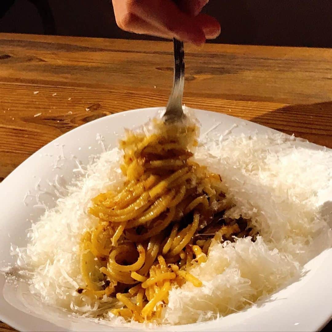 木谷有里さんのインスタグラム写真 - (木谷有里Instagram)「ワインバーnomunoで 大好きなチーズケーキを食べてきた🧀  夜はワイン飲み放題なので、チーズに合うものを選んでもらって飲み比べも🍷 しかも食べ物持ち込み自由❗️ テリーヌチーズケーキめっっっちゃ濃厚で美味しかった😍😍 好きなタイプ💛🧀 甘すぎずペロリと完食❣️ かまくらボロネーゼのこのチーズの量見て👀✨パスタが見えない🤣 幸せすぎるでしょ💛ふわふわチーズMAX!!! ボロネーゼはランチタイムに食べることが出来ます♪ モチモチ食感の食べ応え抜群のパスタ🍝 📍ワインバーnomuno（ノムノ） https://akasaka.nomuno.tokyo/ チーズ盛り盛りのボロネーゼも絶品でした😍 https://akasaka-search.com/6936 🧀テリーヌチーズケーキ http://www.terrinecheesecake.com  #ワインバーノムノ #ノムノ赤坂 #ワイン飲み放題 #チーズケーキ #テリーヌチーズケーキ #福田弘亘 #あまいけいき #ビゴリ #ボロネーゼ専門店 #かまくらボロネーゼ #王様のブランチ #木谷有里　#木谷有花　#木谷姉妹」11月25日 16時53分 - kitani_yuri