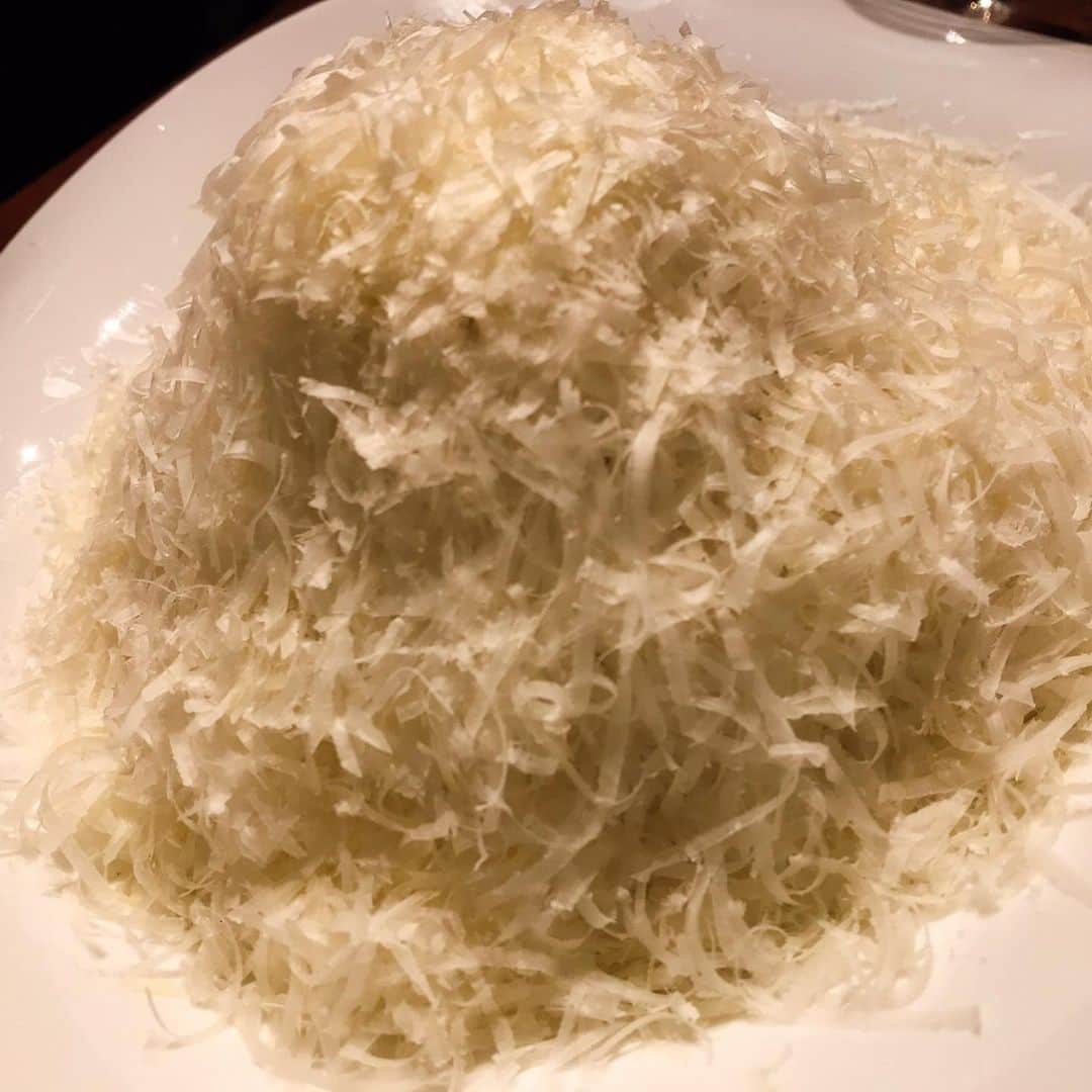 木谷有里さんのインスタグラム写真 - (木谷有里Instagram)「ワインバーnomunoで 大好きなチーズケーキを食べてきた🧀  夜はワイン飲み放題なので、チーズに合うものを選んでもらって飲み比べも🍷 しかも食べ物持ち込み自由❗️ テリーヌチーズケーキめっっっちゃ濃厚で美味しかった😍😍 好きなタイプ💛🧀 甘すぎずペロリと完食❣️ かまくらボロネーゼのこのチーズの量見て👀✨パスタが見えない🤣 幸せすぎるでしょ💛ふわふわチーズMAX!!! ボロネーゼはランチタイムに食べることが出来ます♪ モチモチ食感の食べ応え抜群のパスタ🍝 📍ワインバーnomuno（ノムノ） https://akasaka.nomuno.tokyo/ チーズ盛り盛りのボロネーゼも絶品でした😍 https://akasaka-search.com/6936 🧀テリーヌチーズケーキ http://www.terrinecheesecake.com  #ワインバーノムノ #ノムノ赤坂 #ワイン飲み放題 #チーズケーキ #テリーヌチーズケーキ #福田弘亘 #あまいけいき #ビゴリ #ボロネーゼ専門店 #かまくらボロネーゼ #王様のブランチ #木谷有里　#木谷有花　#木谷姉妹」11月25日 16時53分 - kitani_yuri