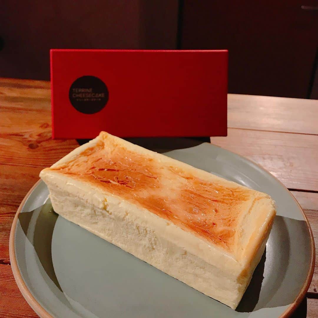木谷有里さんのインスタグラム写真 - (木谷有里Instagram)「ワインバーnomunoで 大好きなチーズケーキを食べてきた🧀  夜はワイン飲み放題なので、チーズに合うものを選んでもらって飲み比べも🍷 しかも食べ物持ち込み自由❗️ テリーヌチーズケーキめっっっちゃ濃厚で美味しかった😍😍 好きなタイプ💛🧀 甘すぎずペロリと完食❣️ かまくらボロネーゼのこのチーズの量見て👀✨パスタが見えない🤣 幸せすぎるでしょ💛ふわふわチーズMAX!!! ボロネーゼはランチタイムに食べることが出来ます♪ モチモチ食感の食べ応え抜群のパスタ🍝 📍ワインバーnomuno（ノムノ） https://akasaka.nomuno.tokyo/ チーズ盛り盛りのボロネーゼも絶品でした😍 https://akasaka-search.com/6936 🧀テリーヌチーズケーキ http://www.terrinecheesecake.com  #ワインバーノムノ #ノムノ赤坂 #ワイン飲み放題 #チーズケーキ #テリーヌチーズケーキ #福田弘亘 #あまいけいき #ビゴリ #ボロネーゼ専門店 #かまくらボロネーゼ #王様のブランチ #木谷有里　#木谷有花　#木谷姉妹」11月25日 16時53分 - kitani_yuri