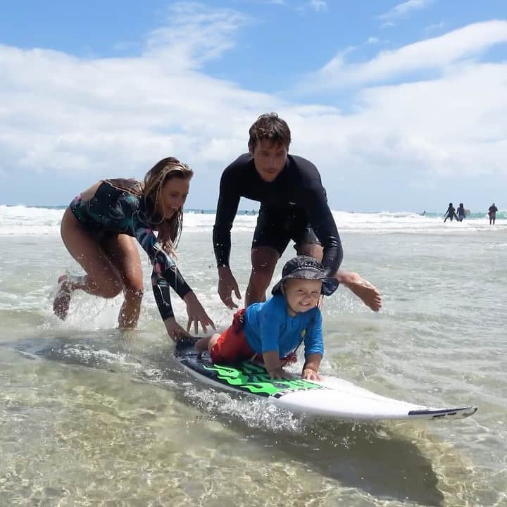 アラナ・ブランチャードのインスタグラム：「We need your help!! Surfer poll is just around the corner and we are so excited that Happy Waves got nominated for best vlog and @jackfreestone and I are up for favorite surfer. We love you guys and love making videos for you. Please go to he link in my bio and vote now🥰 🎥 @hampositive @surfer_magazine」
