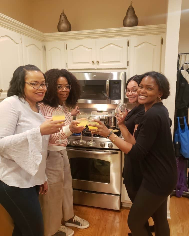 オプラ・ウィンフリーのインスタグラム：「In Milwaukee making Thanksgiving dinner with nieces. When there’s too many cooks in the kitchen kitchen... mimosas help! Cheers everyone.🥂」