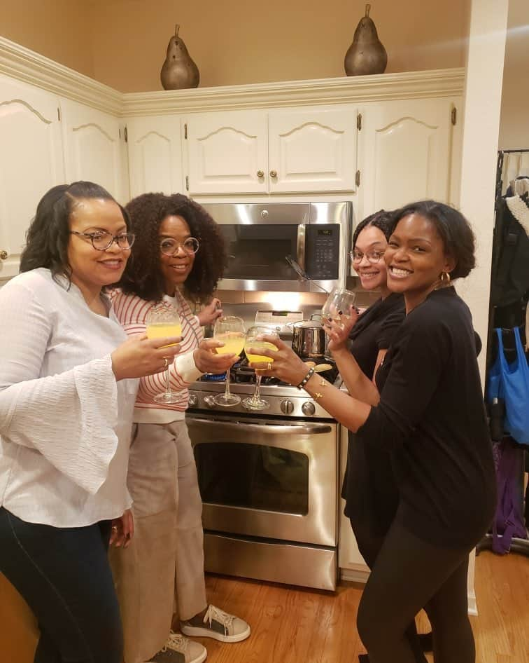 オプラ・ウィンフリーさんのインスタグラム写真 - (オプラ・ウィンフリーInstagram)「In Milwaukee making Thanksgiving dinner with nieces. When there’s too many cooks in the kitchen kitchen... mimosas help! Cheers everyone.🥂」11月25日 7時54分 - oprah