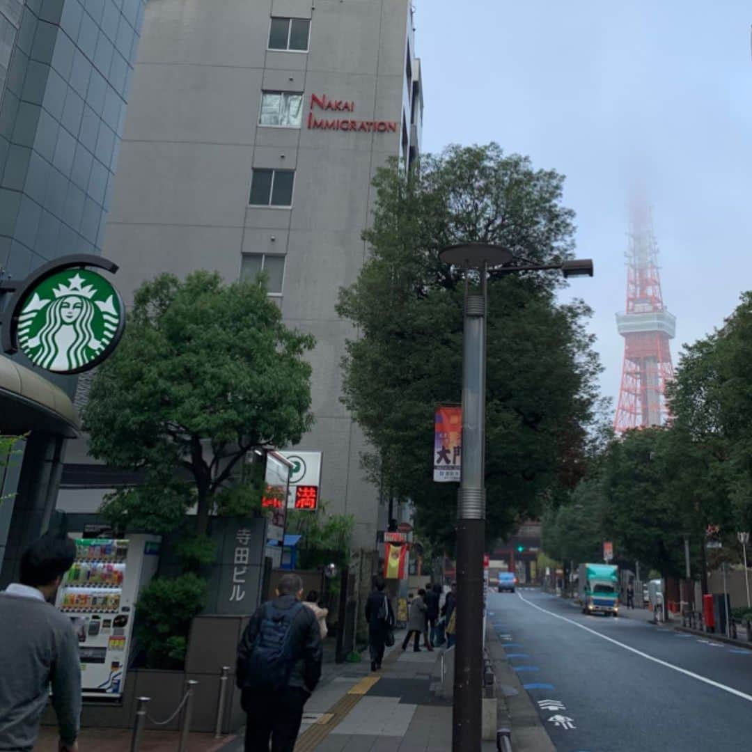 くろさんのインスタグラム写真 - (くろInstagram)「朝靄たわ！ #🗼 #tokyotower #東京タワー #増上寺 #zojoji #tokyo_instagram  #gingerbreadlatte #ジンジャーブレッドラテ #starbucks #starbuckscoffee #starbucksjapan #starbuckscoffeejapan #スタバ #スターバックス #スターバックスコーヒー #東京タワーの見えるスタバ #東京タワーの見えるお店 #芝大門店 #スターバックスコーヒー芝大門店 #☕️🗼#朝靄 #朝霧 #濃霧注意報 #MYTOKYOIS #TokyoTokyo」11月25日 7時57分 - m6bmw