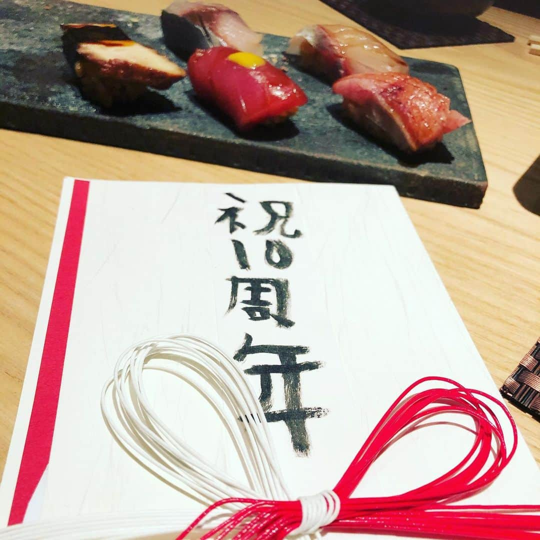 石田靖さんのインスタグラム写真 - (石田靖Instagram)「1123結婚記念日〜10周年 おおきにありがとさんです🙏🙏🙏 チビ兄が書いてくれました #結婚記念日 #いい夫婦の日ではない #三瓶の誕生日 #結婚10周年  #祝10周年 #鈴婚式  #鮨たくま #sushi #一期一笑  #石田靖」11月25日 8時09分 - yasulog