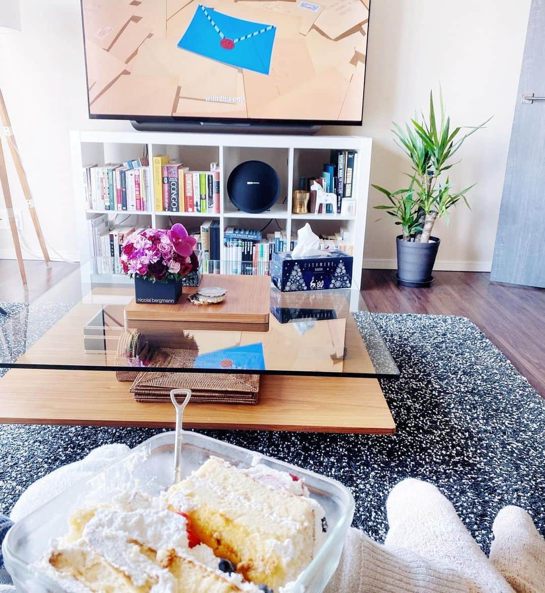 May Pakdee メイ パクディさんのインスタグラム写真 - (May Pakdee メイ パクディInstagram)「Leftover 🍰 happiness 🤪 it’s a piece of cake 🍴#cozyhome #cakeallday . . . . お誕生日翌日に残りケーキを食べてた時😂#幸せ　#残り物には福がある #でもカロリーもある　😉」11月25日 8時08分 - maypakdee