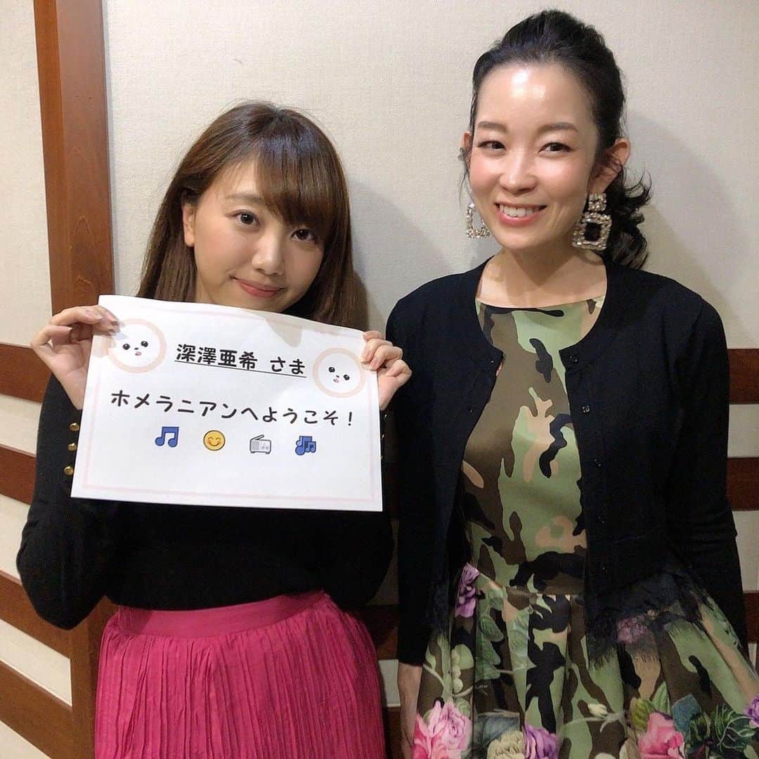 関口舞のインスタグラム：「ここ最近 … 💄美容家の深澤亜希さんに色々レクチャーいただいてます！ 😋日々 #かけすぎ部 の活動(自主練)で食べている桃屋さんの食べるラー油とコラボ^ ^ 🎀ピューロランドでカラクリさん、大好きなキティちゃん、社長の小巻さんと共演☺️ などしながら詩や小説等書き、お布団のなかで日々カラフルで刺激的な夢を見ています_(┐「ε:)_！！」