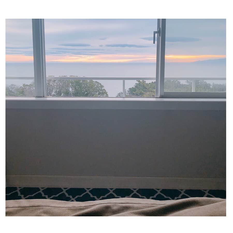 夏目愛美のインスタグラム：「♡ 日の出を見たくて早起きしたのに少し曇り空。。 と思ったら淡い朝日も綺麗でした。 #日の出 #海 #朝 #instagood」