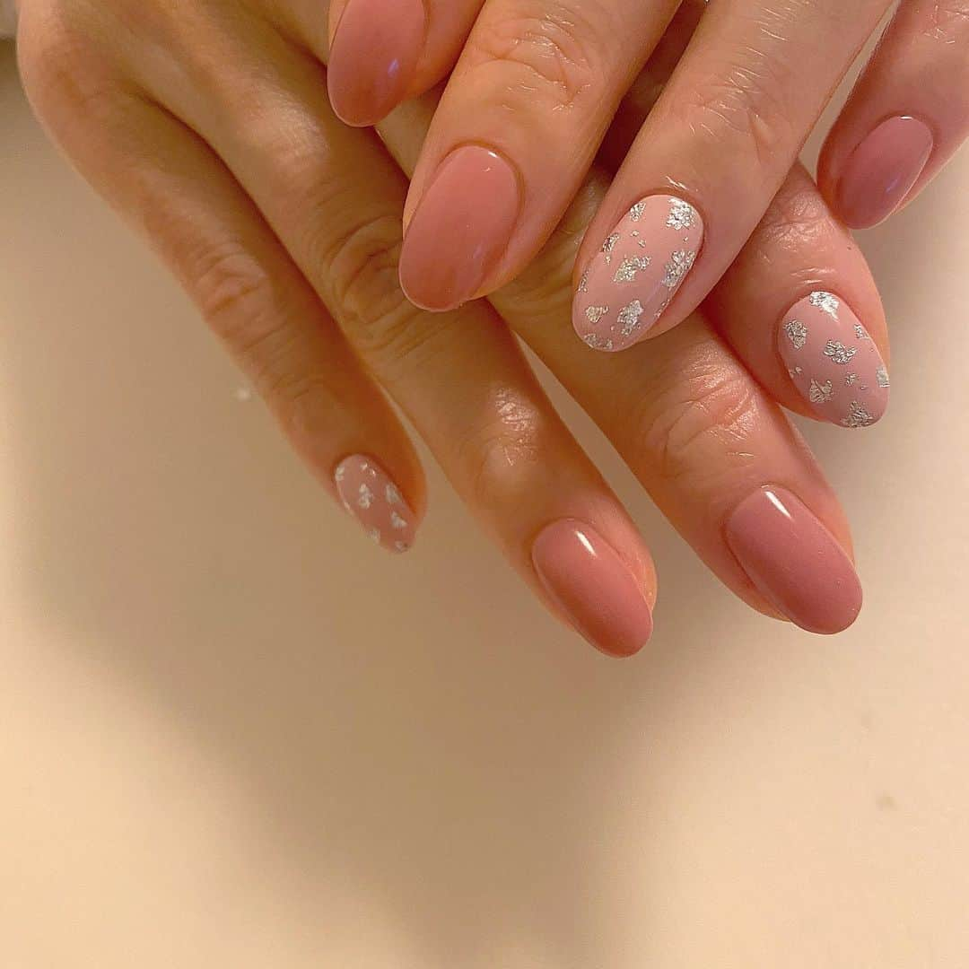 Kana Kobayashiさんのインスタグラム写真 - (Kana KobayashiInstagram)「#nails #nailstagram  #Anela #箔でドット #pink #青山ネイルサロン」11月25日 8時21分 - anela_kana