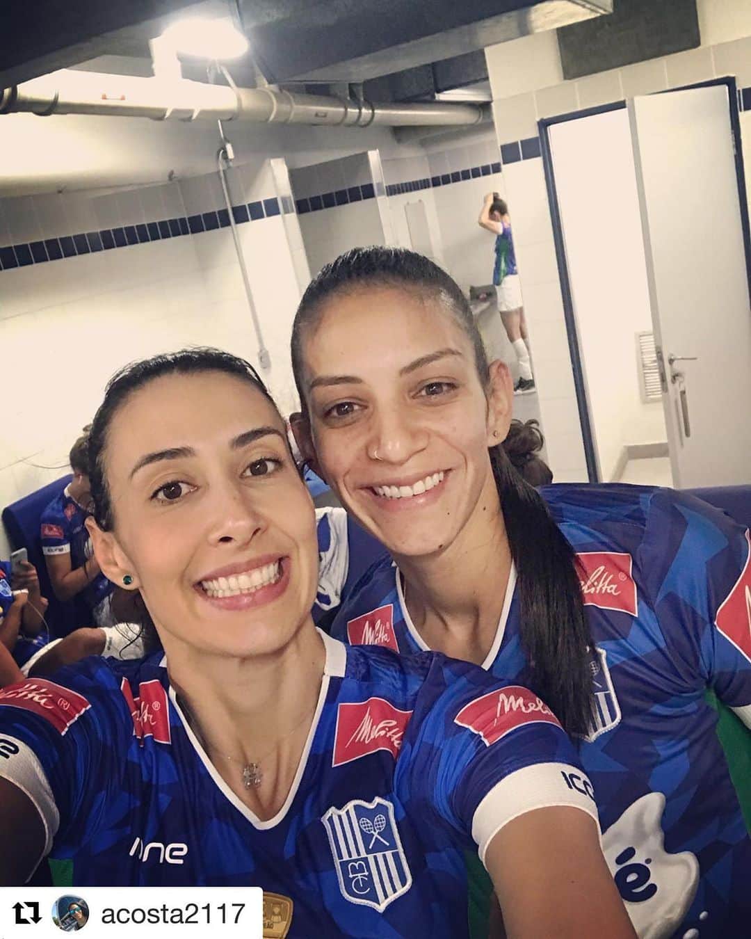 シェイラ・カストロのインスタグラム：「Cabron! O prazer é meu! Vc já mora no meu coração!!! #Repost @acosta2117 with @get_repost ・・・ Muchos años admirándote, mi Idola desde que era pequeña. Que bendición jugar contigo. Ahora te admiro mucho mas tu humildad es increíble. Cabron ❤️ #favoritesinceiwasakid#Blessed🙏🏽」
