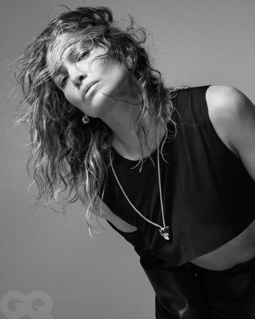 デビッドヤーマンのインスタグラム：「“There is no reason to ever be ashamed of where you’re at. Not when you’re doing your best.”—@jlo  The #Hustlers star wears our Pavé huggie hoop earrings with cognac diamonds in @gq. #DavidYurman」