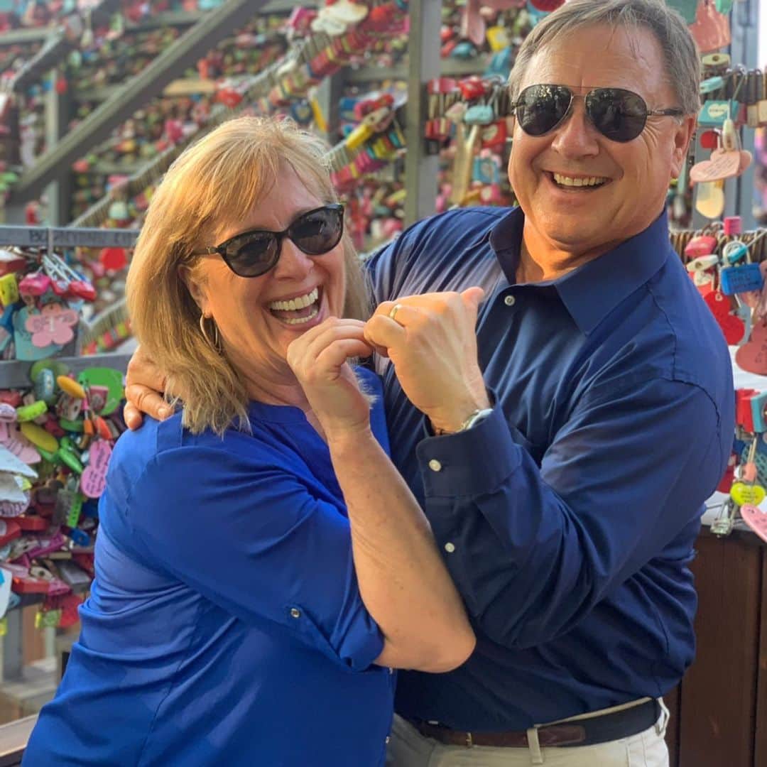 グレン・パウエルのインスタグラム：「My favorite love story of all time is comedy. Thank you two for showing me how much fun eternity can be.  Happy 35th Wedding Anniversary, Mom and Dad! (Their “Heart hands” ☝🏼didn’t work out as well as those vows...)」