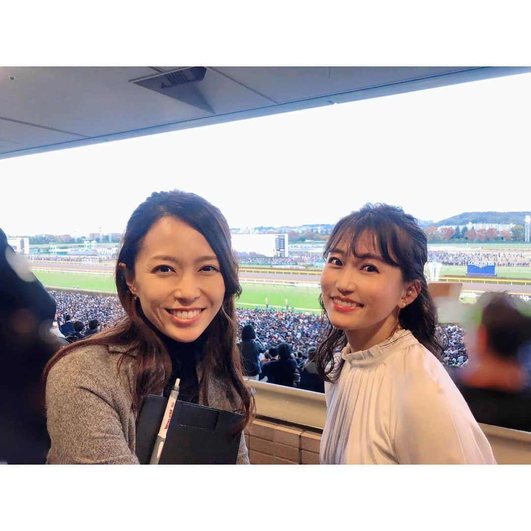 津田麻莉奈さんのインスタグラム写真 - (津田麻莉奈Instagram)「#おはよーちゃん 昨日は久しぶりに、この2人でレース観戦🏇✨ Fm Yokohama「Lovely Day♡」(@lovelyday847 ) DJの#近藤さや香 氏と🏇🏇🏇 ⁑ 昔はよく休みの日に一緒に競馬場へ行きました☺️ さや姉はジャパンカップ表彰式の英語通訳で、 わたしは別のお仕事で来ていたのですが、 こうやって久しぶりに競馬観戦してるのがなんか懐かしくて記念撮影📸 ⁑ そして昨日は、 京都12レースで落馬事故がありました。 大きなお怪我をされた浜中騎手の、1日も早い復帰をお祈りします。 残念ながら亡くなってしまったファンタジスト。 応援していて馬券をとらせてもらったこともある馬で、まさかレースでこんな事になるとは思っていなかったので大変驚き、突然のことにショックを受けています。 皆が命をかけて、懸命にがんばっている。 我々ファンは肝に銘じてしっかりと向き合いながら応援していかなければと思わされました。 ご冥福をお祈りします。 ⁑ ⁑ #gm #おはよう #ジャパンカップ #競馬#東京競馬場 #まりなる#津田麻莉奈」11月25日 8時31分 - tsudamarinal