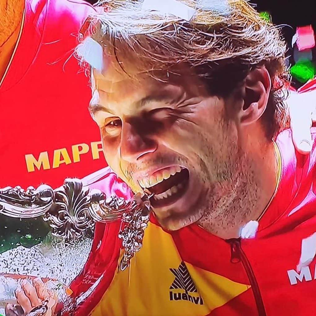 ラファエル・ナダルさんのインスタグラム写真 - (ラファエル・ナダルInstagram)「🇪🇸 Campeones 🇪🇸 !!!!!! Equipo!!!! Gracias🙏」11月25日 8時47分 - rafaelnadal