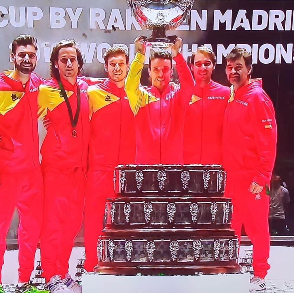 ラファエル・ナダルさんのインスタグラム写真 - (ラファエル・ナダルInstagram)「🇪🇸 Campeones 🇪🇸 !!!!!! Equipo!!!! Gracias🙏」11月25日 8時47分 - rafaelnadal