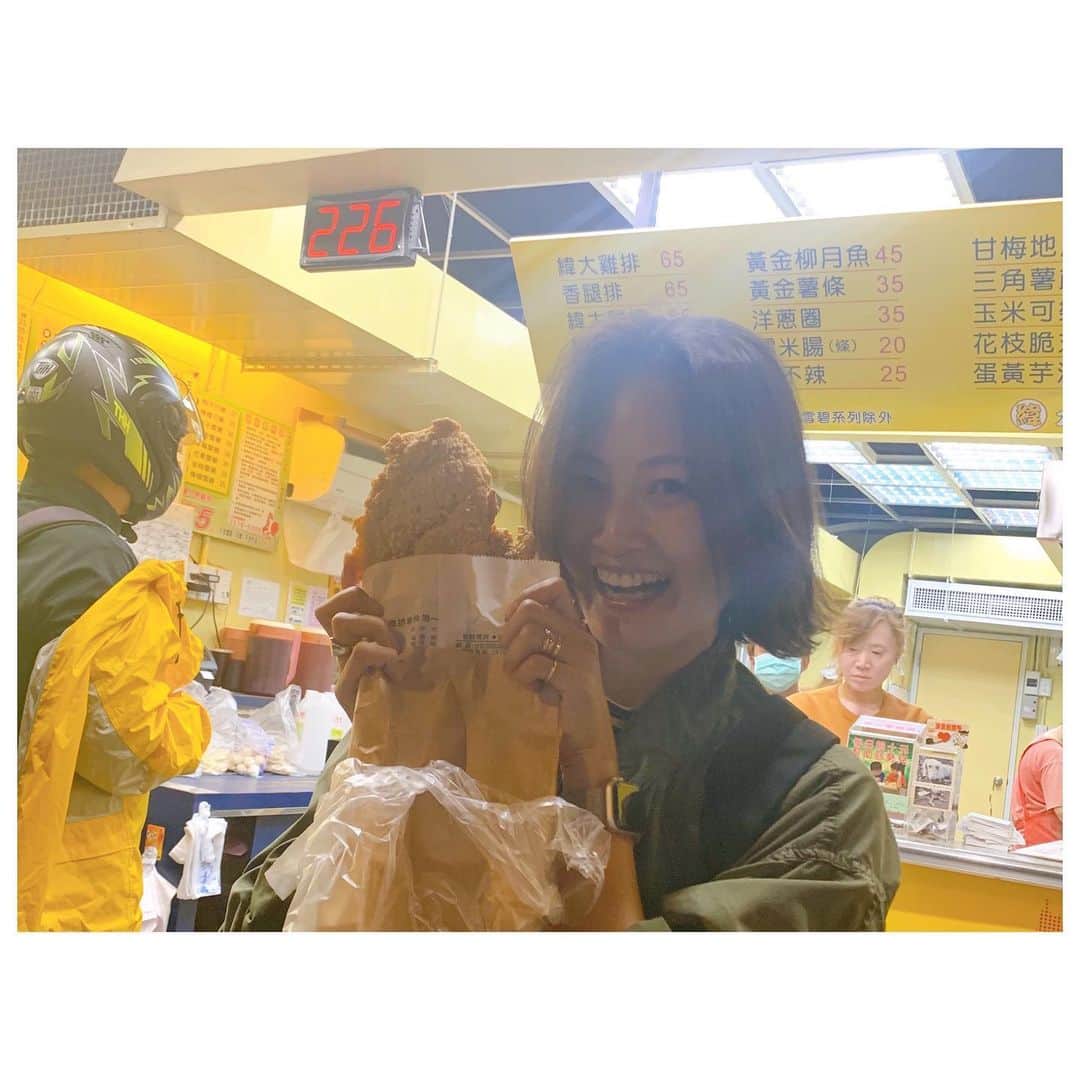 のインスタグラム：「予定では夜市で食べるつもりだった炸鶏排。 ホテル近くに専門店があって我慢できず購入。 仕事帰りに買って帰る人達で行列できてたよ。 とにかくでかい！！ 顔と同じくらいあった。 そして、揚げたてさくさく中ジューシーで美味しかったー。 ホテル下にあったからついでに本場のタピオカをデザートにしたら思いの外お腹いっぱいになりまさかの初日はジャンクフードで〆😂 からあげ好きな私ですが、炸鶏排は大きすぎて全部食べれませんでした💦 気持ちは前のめりなのにアラフォーの胃袋が台湾グルメに追いつけない現実w それくらい食べたいものだらけな台湾です😋 #trip #travelgram #taiwan #yummy #炸鶏排」