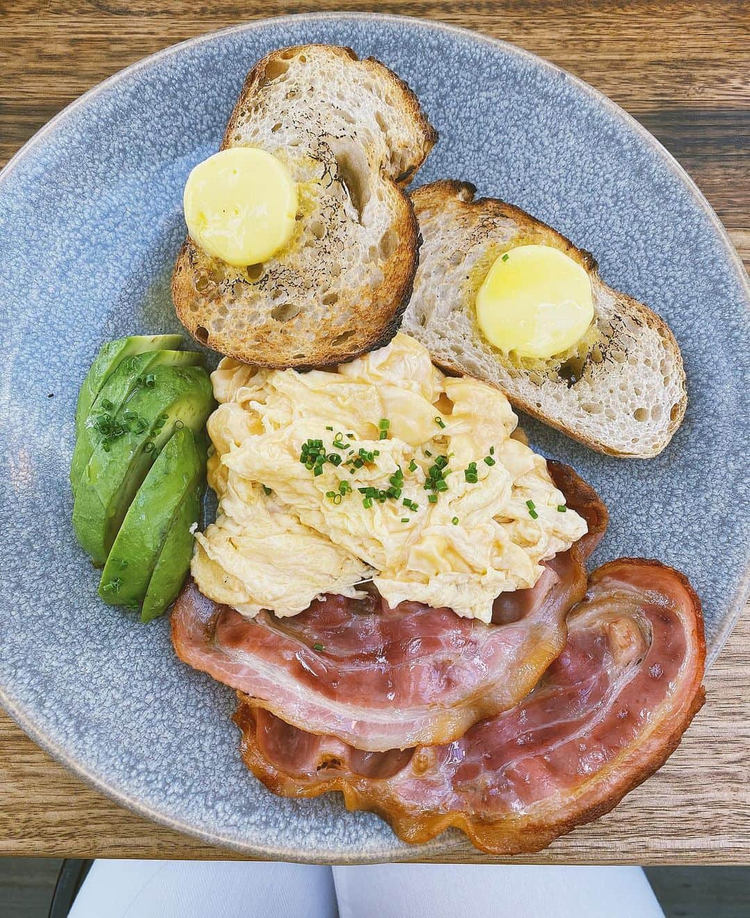 アン・カーティスのインスタグラム：「I just keep telling myself I’m eating for two now 😋 Good Morning!」