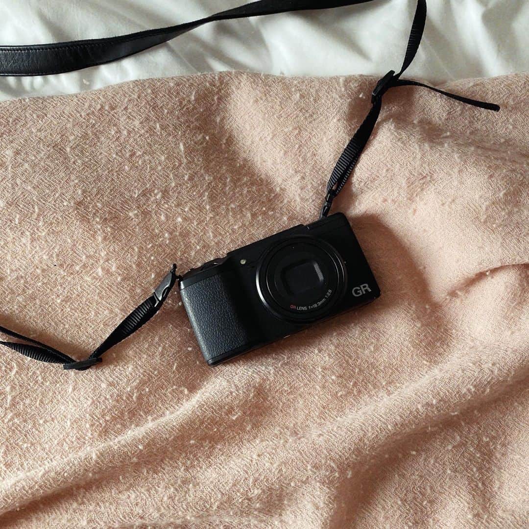 のインスタグラム：「Good morning!!﻿ 色んなカメラを手にしてきたけど、RICOHのGRⅡが一番手に収まる。﻿ 旅先に持って行く頻度一番高め。﻿ ﻿ そういえば、今まで行ったホテルとか言葉とかをまとめようと、noteに登録してみた！﻿ 勝手が分からなくてまだ何も投稿してないけど、ちょっとずつ更新してゆくつもり🤗﻿ 更新したらまた﻿お伝え致しまする🙋🏻‍♀️ ﻿ #たなか旅メモ #RICOH #RICOHgr2 #gr2」
