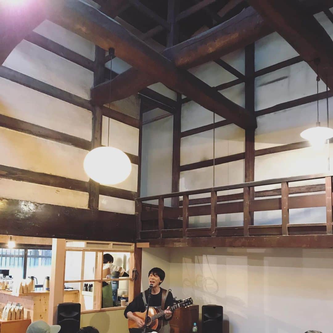 山田稔明さんのインスタグラム写真 - (山田稔明Instagram)「昨日の上越妙高、高田にイラストレーター大塚いちおさんがスタートさせたDIGMOG COFFEEでのライブ。築150年の木造家屋、吹き抜けの空間で音がよく響いて、空間の魔法がそこにはありました。初めての場所なのに旧知の知り合いいっぱい。新しい出会いもたくさんありました。また来年！ #山田稔明 #digmogcoffee」11月25日 9時08分 - toshiakiyamada