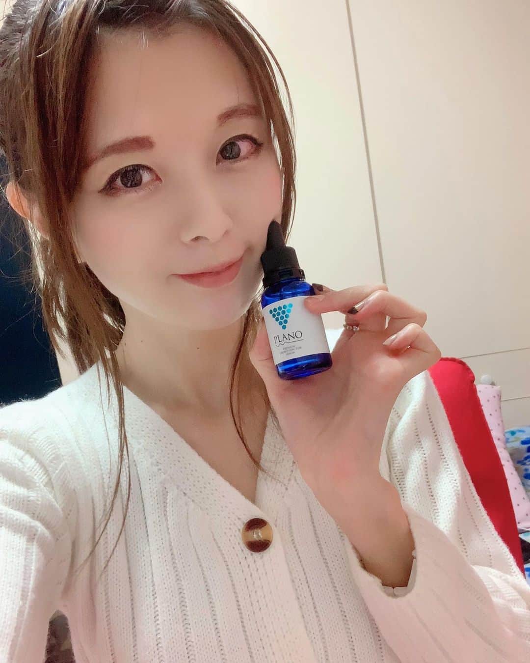 のインスタグラム：「2000%濃度の濃い美容液♡ .  プラーノ プレミアムグロースファクターセラムの ご紹介だよ😊 . 洗顔後につけるんだけどとろみがあるのに 浸透力が凄いの！！ . 15種類のグロースファクターで古い角質除去→肌細胞再生をしてくれるから-10歳肌に導いてくれるんだよ♡ . 今からアンチエイジング😍🌟 🌟リンクはこちら🌟  https://is.gd/smv6sz * * #美容液 #PLANO #プラーノ  #グロースファクター  #肌質改善  #角質除去  #ヒト幹細胞培養液  #美容液 #素肌 #さとみの美容記録  #美肌 #美容垢 #スキンケア #高濃度美容液」
