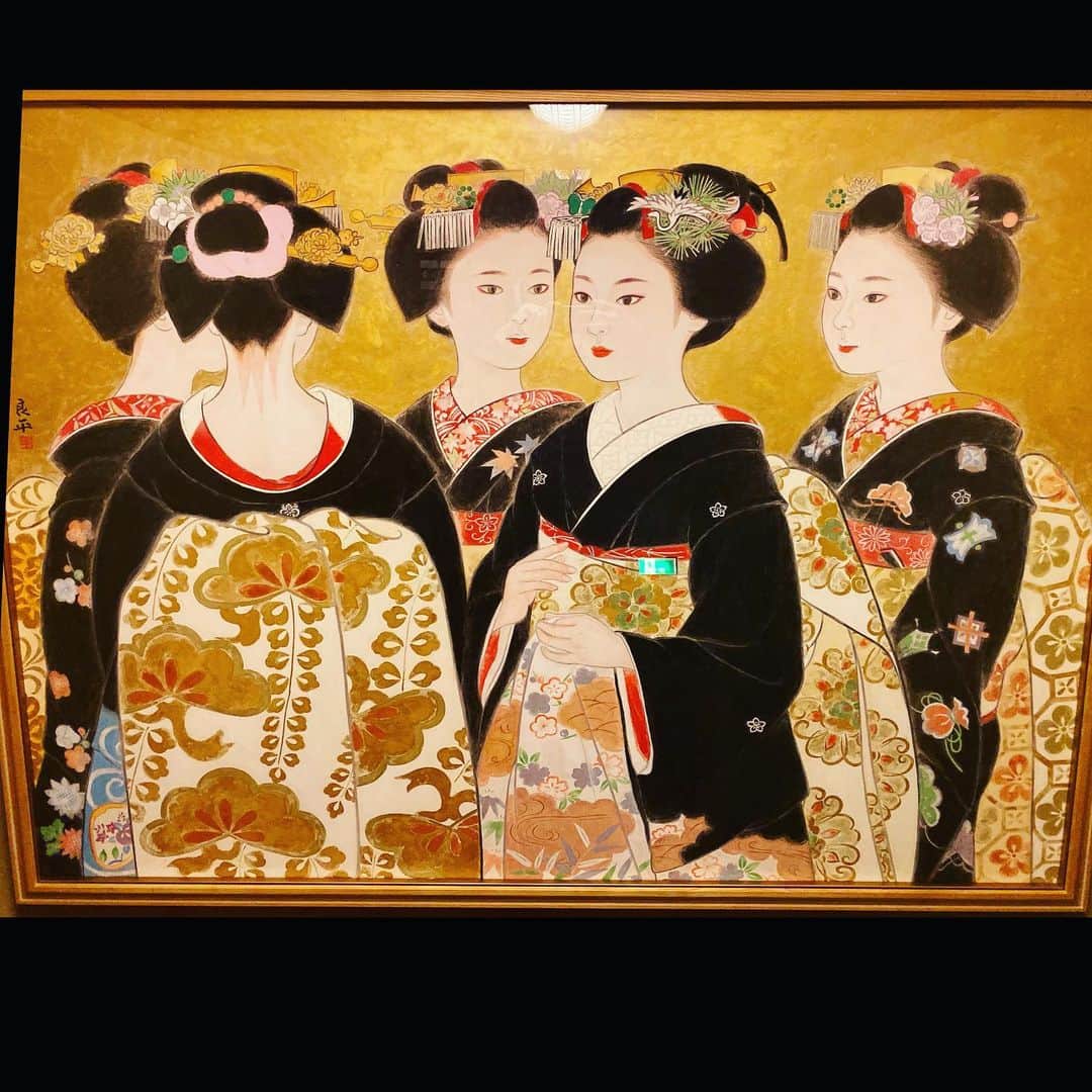 アンミカさんのインスタグラム写真 - (アンミカInstagram)「パラパラ本になってます📖 。 旦那様との紅葉狩り🍁京都旅のお宿へ到着 。 ほっこりと季節のお食事を楽しんだ後、旦那様が可愛らしく微笑んでいる自然の先は？ 。 #旦那様は京都で粋な大人の遊びをよく知るお方💗 #私がトンチンシャンと真似事をしていたら本物が登場しビックリ！ #紅葉と桜の季節は必ず京都に🌸🍁 #美女に囲まれ上機嫌の旦那様が可愛い❤️ #私は五本指ソックスの上から外反母趾防止のソックスを履いて🧦笑 #今日はフジテレビバイキングに生出演です @theodoremillertokyo #紅葉狩り　#京都　#芸妓遊び　#舞妓　#夫婦旅」11月25日 9時18分 - ahnmikaofficial