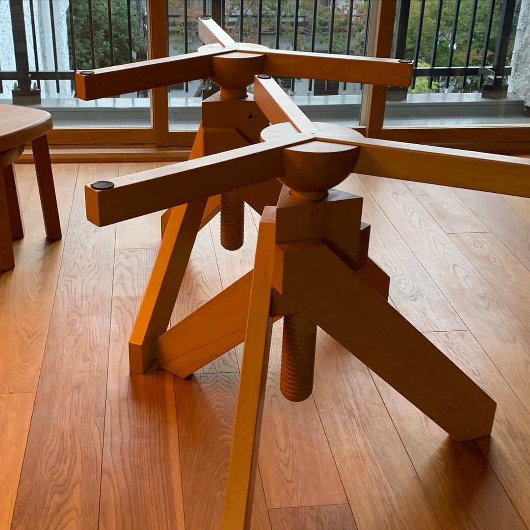 武井義明さんのインスタグラム写真 - (武井義明Instagram)「謎の物体はテーブルの脚。これに天板（製作中）をつけます。さてどうなるか？　引っ越しには、間に合わないのかも。」11月25日 9時26分 - bebechef