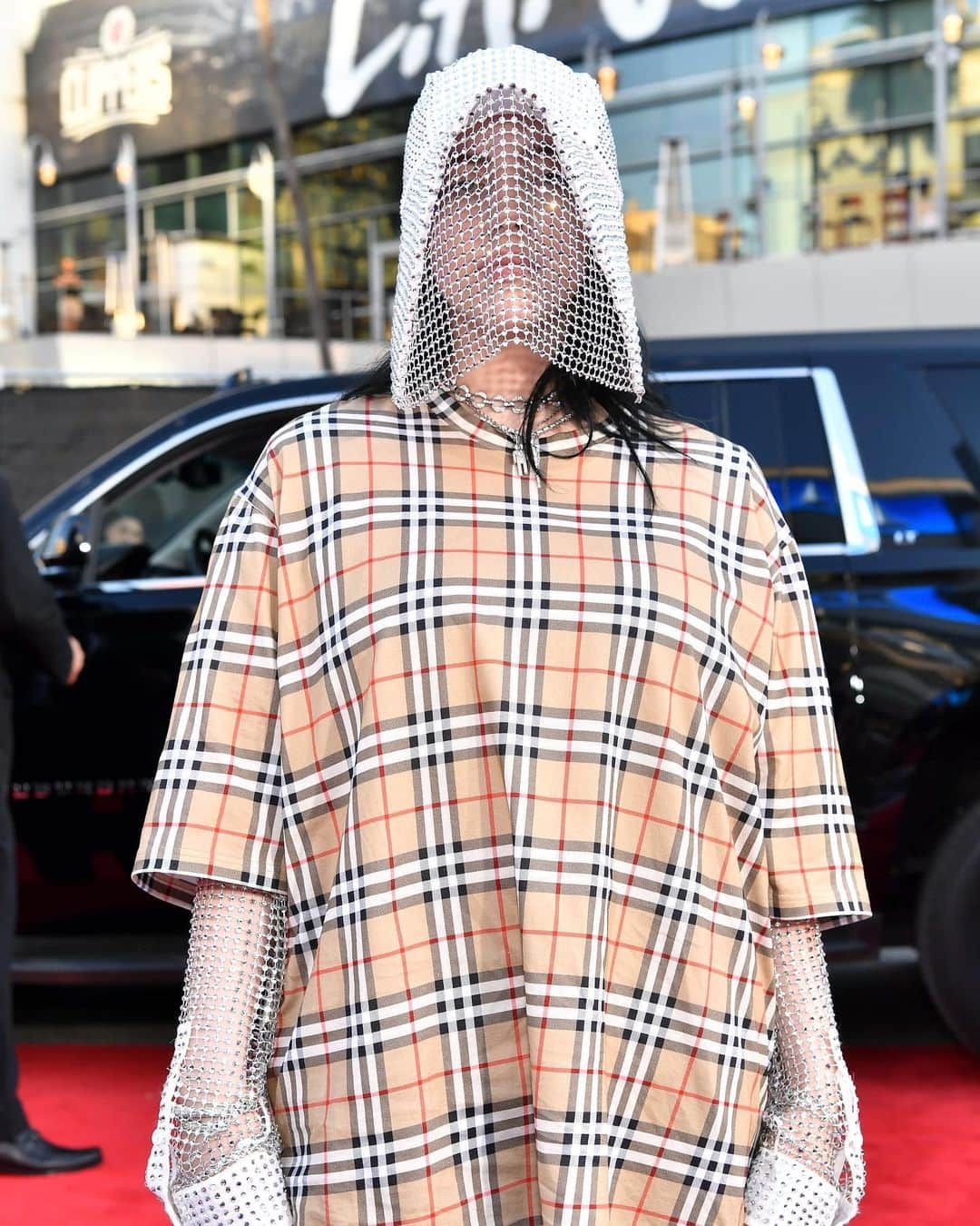 ELLE Magazineさんのインスタグラム写真 - (ELLE MagazineInstagram)「Beekeeper, but make it fashion. 🐝 @billieeilish #AMAs」11月25日 9時28分 - elleusa