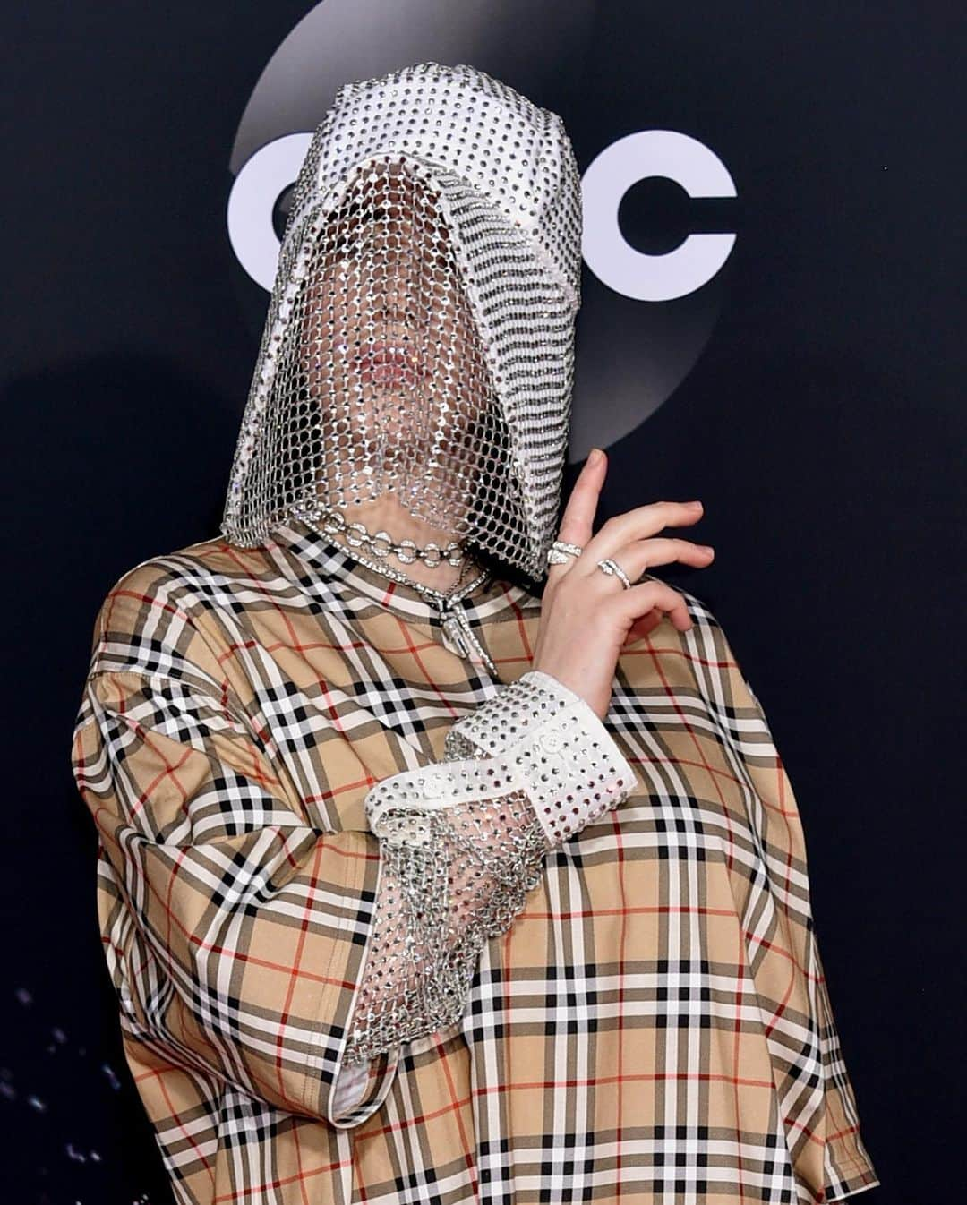 ELLE Magazineさんのインスタグラム写真 - (ELLE MagazineInstagram)「Beekeeper, but make it fashion. 🐝 @billieeilish #AMAs」11月25日 9時28分 - elleusa