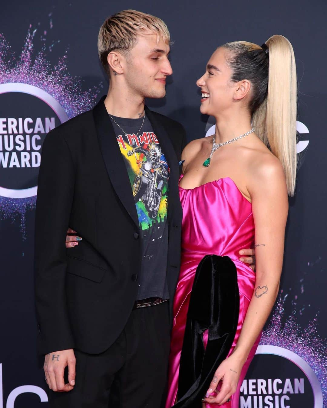 Harper's BAZAARさんのインスタグラム写真 - (Harper's BAZAARInstagram)「Love is in the air 💕 @anwarhadid and @dualipa just made their red carpet debut at the 2019 #AMAs」11月25日 9時35分 - harpersbazaarus