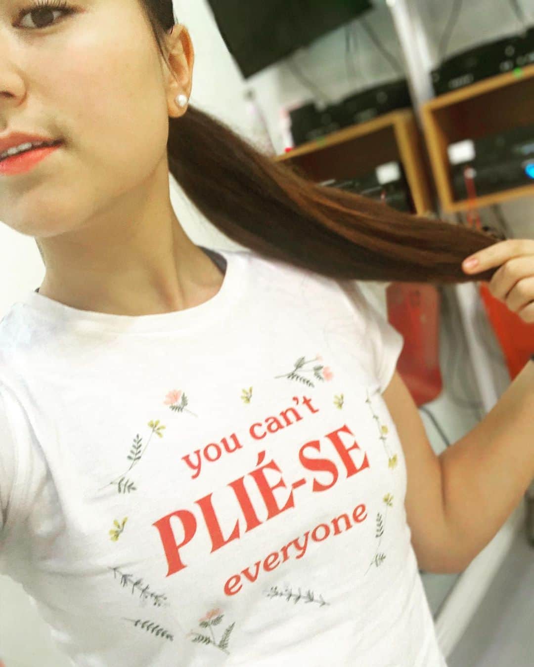 ミコ・フォガティのインスタグラム：「“You can’t plié-se everyone” 😆 love this t-shirt from the brand new collection from @cloudandvictory 😍」