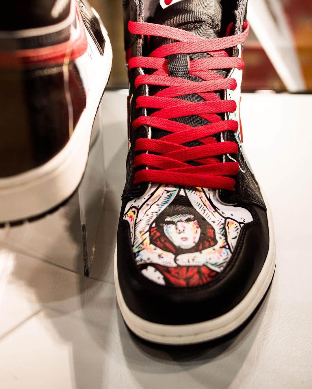 Jabbawockeezさんのインスタグラム写真 - (JabbawockeezInstagram)「Our very own custom AJ1’s on display at @mgmjapan’s @sneakercon booth - designed by @chadcantcolor 🔥🔥🔥🔥🔥🔥🔥」11月25日 9時42分 - jabbawockeez