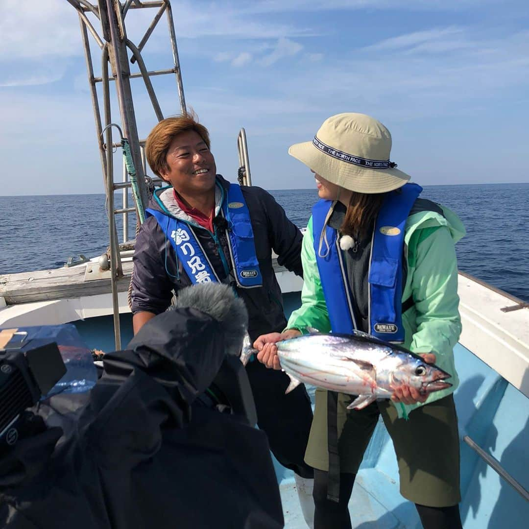 稲村亜美さんのインスタグラム写真 - (稲村亜美Instagram)「釣り人万歳放送終わりました🥰 念願のカツオーー！！！！ つれました！！ 最後の残り5分のところで釣れて船のみんなで大喜び！ 諦めずに竿を投げ続けてよかったです😭🙏 ずっと優しい兄貴が1番喜んでくれてて幸せだったな〜 なんとも言えない最高の時間が過ごせました！！！ 兄貴！スタッフの皆さん！応援してくれた視聴者の皆さんありがとうございました😊」11月25日 9時49分 - inamura_ami