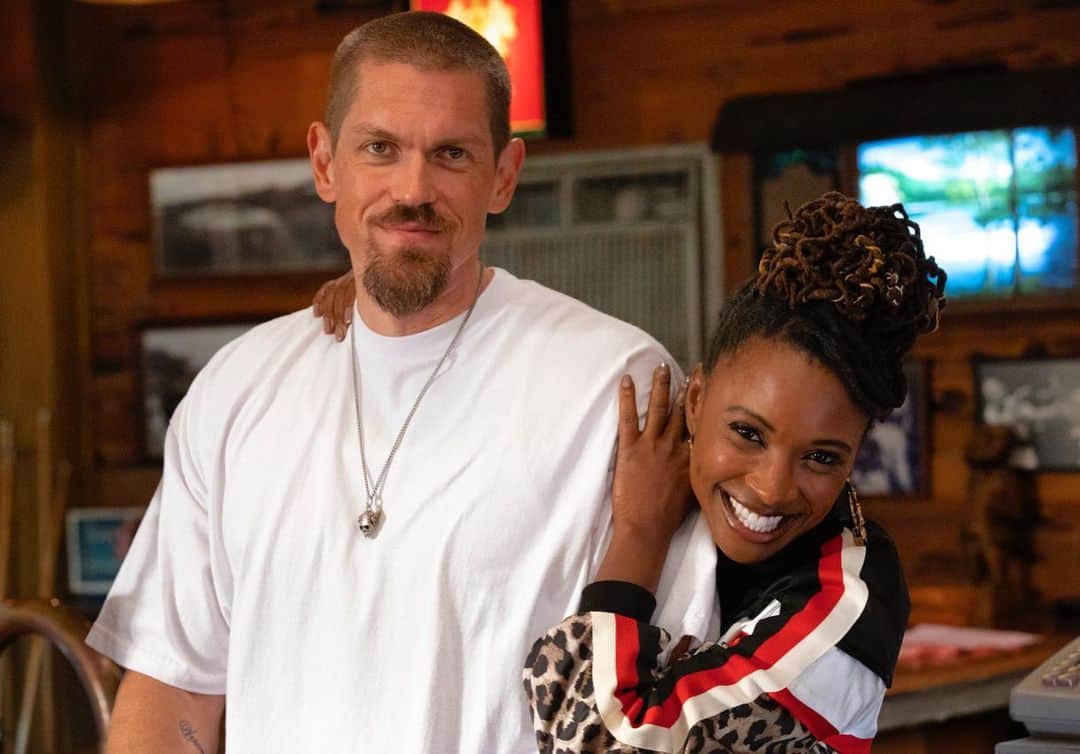 シャノーラ・ハンプトンのインスタグラム：「10 seasons with this one! All smiles! Tonight an all new episode of @shameless! @stevehowey #NoKevwithoutV」