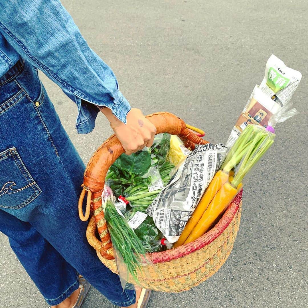 福本幸子さんのインスタグラム写真 - (福本幸子Instagram)「いつもスーパー行く度に思うんだけど、#マイバッグ 推進する割に、野菜果物の個別包装すごいよね。この大量のプラスチック、家に着いたらただのゴミ。マイバッグ推進の本当の意味とは…？I love Japan and I appreciate so many things in Japan but I really don’t like the over wrapping system. Too much plastics, too much waste.」11月25日 10時03分 - okinawajudy