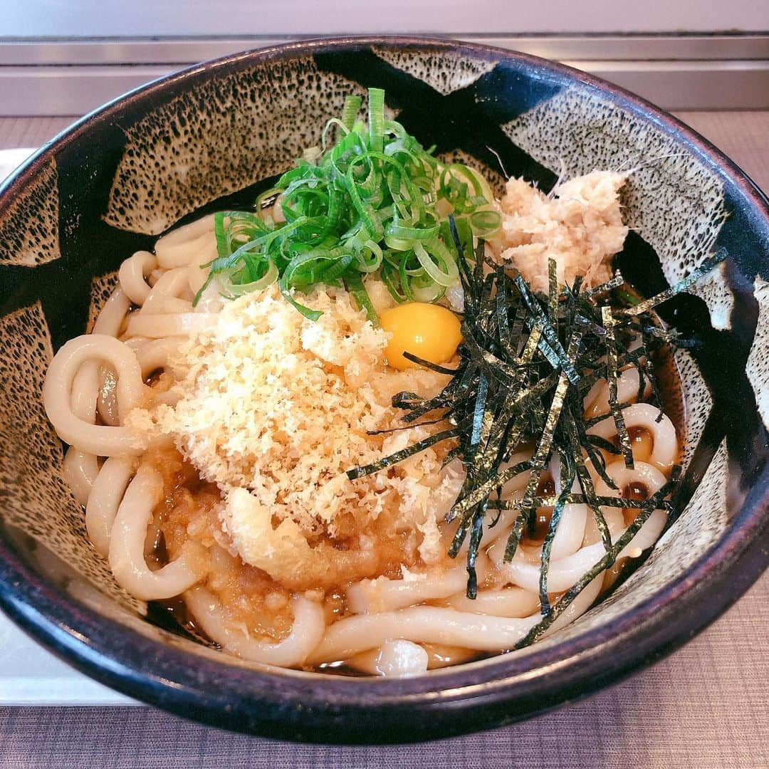 休日課長さんのインスタグラム写真 - (休日課長Instagram)「最後の岡山メシは『倉敷うどん ぶっかけふるいち JR岡山駅新幹線上りホーム店』。 あったかいぶっかけをオーダー。 なんでこれまでいかなかったんだろ…うまい！！！コシ強めのうどん。ぐちゃぐちゃに混ぜて食べました。うまい。冷たいぶっかけも食べたかった…ごちそうしまでした！  #岡炭 #岡山の炭水化物 #本炭 #本日の炭水化物 #うどん」11月25日 9時57分 - kyujitsu_kacho