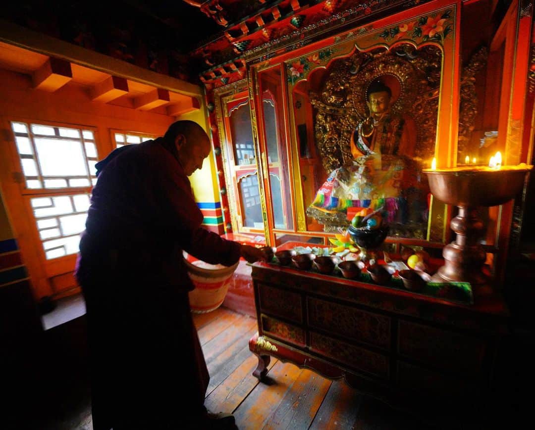 Michael Yamashitaさんのインスタグラム写真 - (Michael YamashitaInstagram)「A monk lights yak butter lamps inside the 600 year old Demu Monastery, along Route 318, the Tea Horse Road. #linzhi #tibet #yakbutter #chamagudao #sonya7riv #tibetanbuddism @songtsam @shangrila_teahorseroad」11月25日 10時05分 - yamashitaphoto