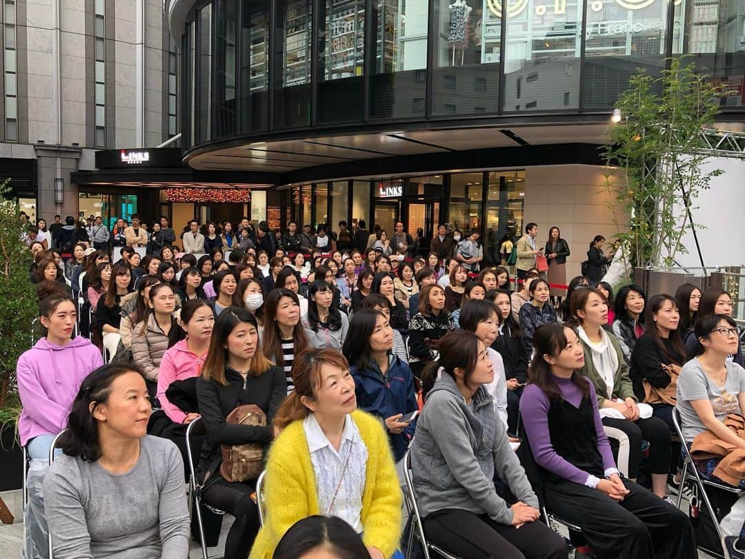 岡部友さんのインスタグラム写真 - (岡部友Instagram)「昨日はリンクス梅田の広場で フィットネスショップリンクス梅田プレゼンツでイベントがありました！！ 昨日は晴れて気温も高かったので、外で開催！ 27 日にオープンするスパイスの新店舗スパイスアップフィットネスネオ(@spiceupfitness_neo_umeda )について、そして私がモデルになった漫画本超・美尻革命の出版記念イベントでした！ 集まって頂いた皆様本当にありがとうございました！そして漫画を描いてくれた長岡先生(@atuko_318 )も駆けつけてくれまて最高な思い出になりました！ しかもイベントに間に合わなかった理由は、スパイス心斎橋(@spiceupfitness_shinsaibashi )でトレーニングしてたから〜w なんてかっこいいのだろう。。。 ４月のNHKプロフェッショナル出演時に趣味で描いたといって４ぺーじの漫画を届けてくれたところから始まりました。それを持って漫画になりたい営業をして１１月には形になっているとは。。。。関わってくれて全ての方に感謝いたします！  今回のイベントはこれにスパイス心斎橋店の1周年記念が重なり、スタッフ一同フルマックス以上に頑張ってくれて無事に終わりましたー！！ ネオのスタジオはパーソナルではなくスタジオレッスングループで行うものがメインです！  ヒップトレーニングがメインではあるのですが、お尻のトレーニングの難しさを追求していくと、「どうやって効かせるか」ということをしっかり自分の身体で習得する必要がある。本や動画はたくさん出てるけどそれでもよく分からなかったり、他の部位に効いてしまったり、ヤル気と自分の体のゆーことのきかなさのもどかしさを解消したいっていう想いで作ったクラスです。  一つ言えることは、効かせ方が分かったら、もう勝ったも同然！その反復によって自分一人でもできるようになるんです！ この最初の効かせるためのテクニックのスイッチがなかなか難しいもの。 このスイッチはコーチの教え方ももちろん大事ですが、本人自ら押さないと入らないスイッチ！ この共同作業で行う最初のスイッチを押せるのがスパイスのトレーニングです！ ネオはスタジオのクラスですが、パーソナルトレーナー出身のスタッフがイントラなので、限りなくパーソナルに近いグループレッスンを実現したところに自信があります。 外からのフォーム修正するだけではなく、頭でどんなことを考えてそのフォームを作ってるのかまで教えてくれるから自分でトレーニングできるようになります！この自立トレーニングこそが心を鍛えられるトレーニング！スパイス一同これを提供できるように一丸となって頑張ります〜！ どんなクラスがあるか又一つ一つ紹介していきます〜！ #spiceupfitness #スパイスネオ　#岡部友 #美尻革命 #桃尻 #美尻 #美尻トレーニング #ヒップアップ #ヒップトレーニング #女性トレーニング #フィットネス #fitnessmotivation」11月25日 10時06分 - tomo_fitness