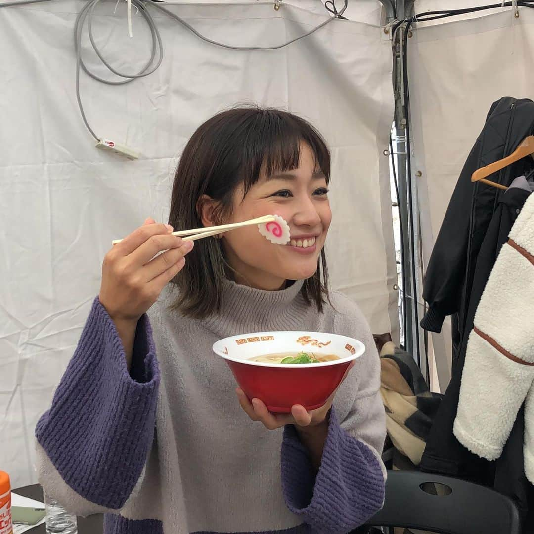 彼方茜香さんのインスタグラム写真 - (彼方茜香Instagram)「ラーフェス♥ 今回は行けないと思ってたけど、オリックスのインタビュー終わりにスライディングで間に合った♪ ラーメンは細麺が好きやなぁ。 ライブもチラり見て帰りました(^^) #森ちゃんのラーメンフェスタ2019  #ラーメン #ラララーメン #ナルトはほっぺに #ラーメン映え写真 #美味しくいただきました #お疲れ様でした」11月25日 10時20分 - serikaochikata