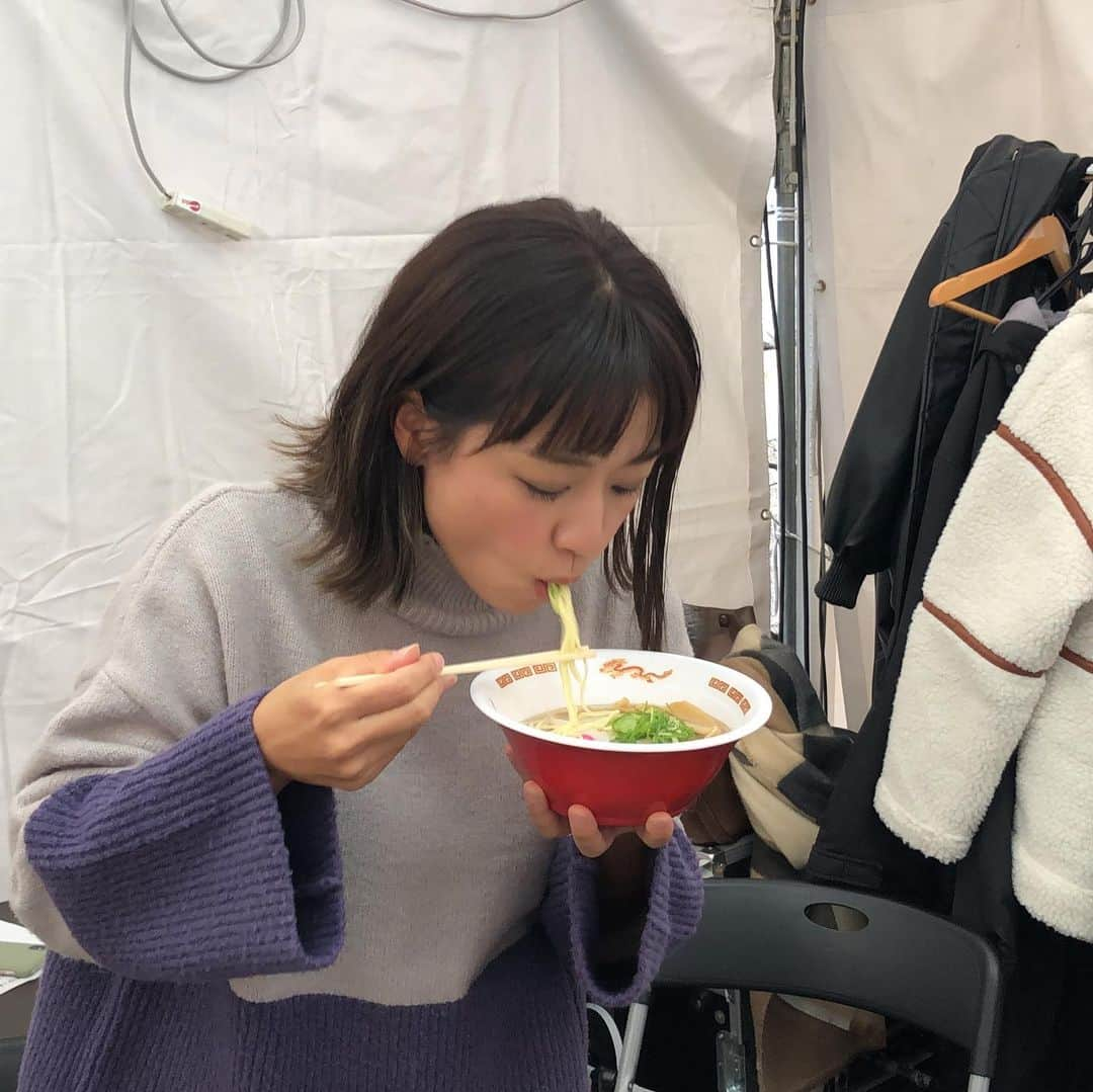 彼方茜香さんのインスタグラム写真 - (彼方茜香Instagram)「ラーフェス♥ 今回は行けないと思ってたけど、オリックスのインタビュー終わりにスライディングで間に合った♪ ラーメンは細麺が好きやなぁ。 ライブもチラり見て帰りました(^^) #森ちゃんのラーメンフェスタ2019  #ラーメン #ラララーメン #ナルトはほっぺに #ラーメン映え写真 #美味しくいただきました #お疲れ様でした」11月25日 10時20分 - serikaochikata