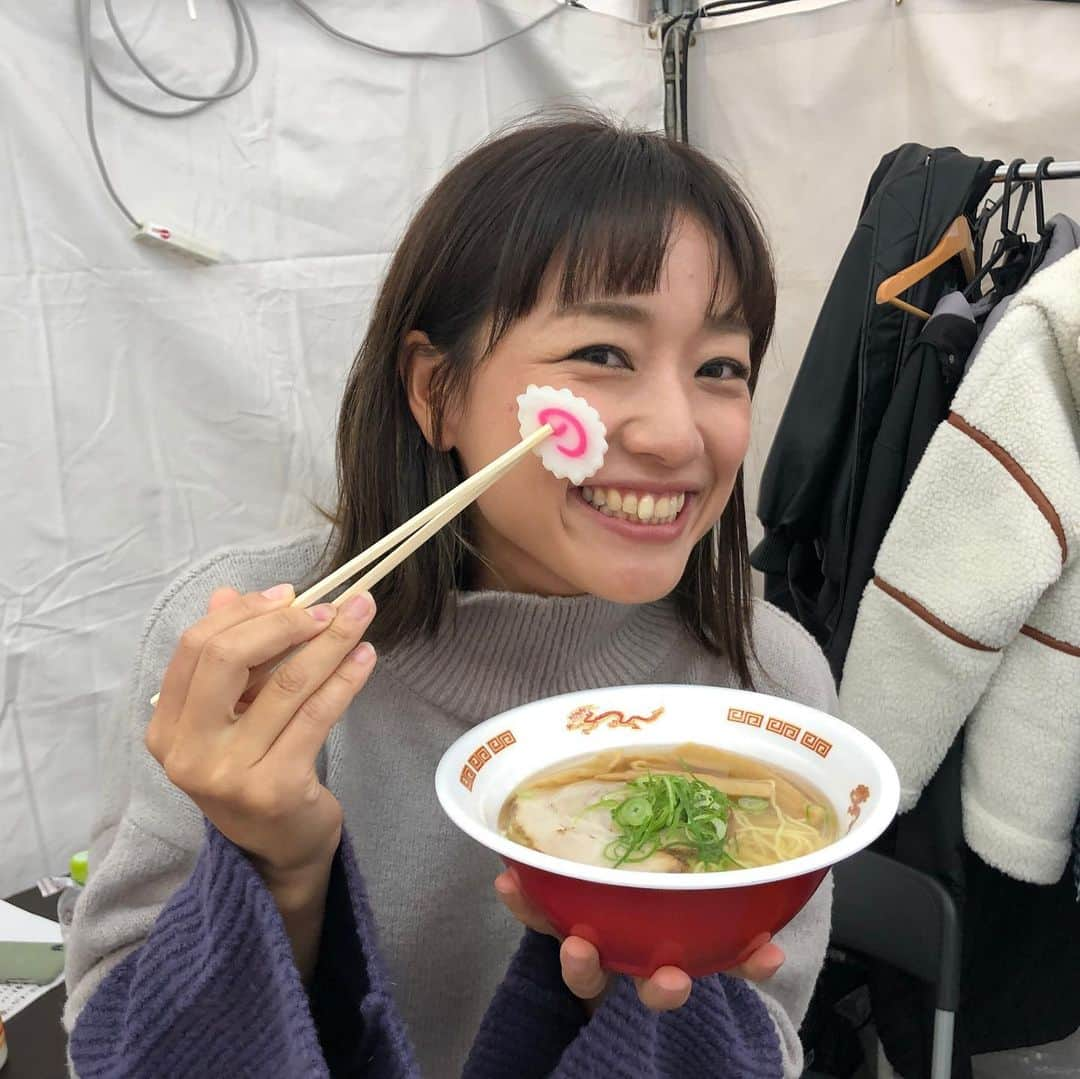 彼方茜香さんのインスタグラム写真 - (彼方茜香Instagram)「ラーフェス♥ 今回は行けないと思ってたけど、オリックスのインタビュー終わりにスライディングで間に合った♪ ラーメンは細麺が好きやなぁ。 ライブもチラり見て帰りました(^^) #森ちゃんのラーメンフェスタ2019  #ラーメン #ラララーメン #ナルトはほっぺに #ラーメン映え写真 #美味しくいただきました #お疲れ様でした」11月25日 10時20分 - serikaochikata