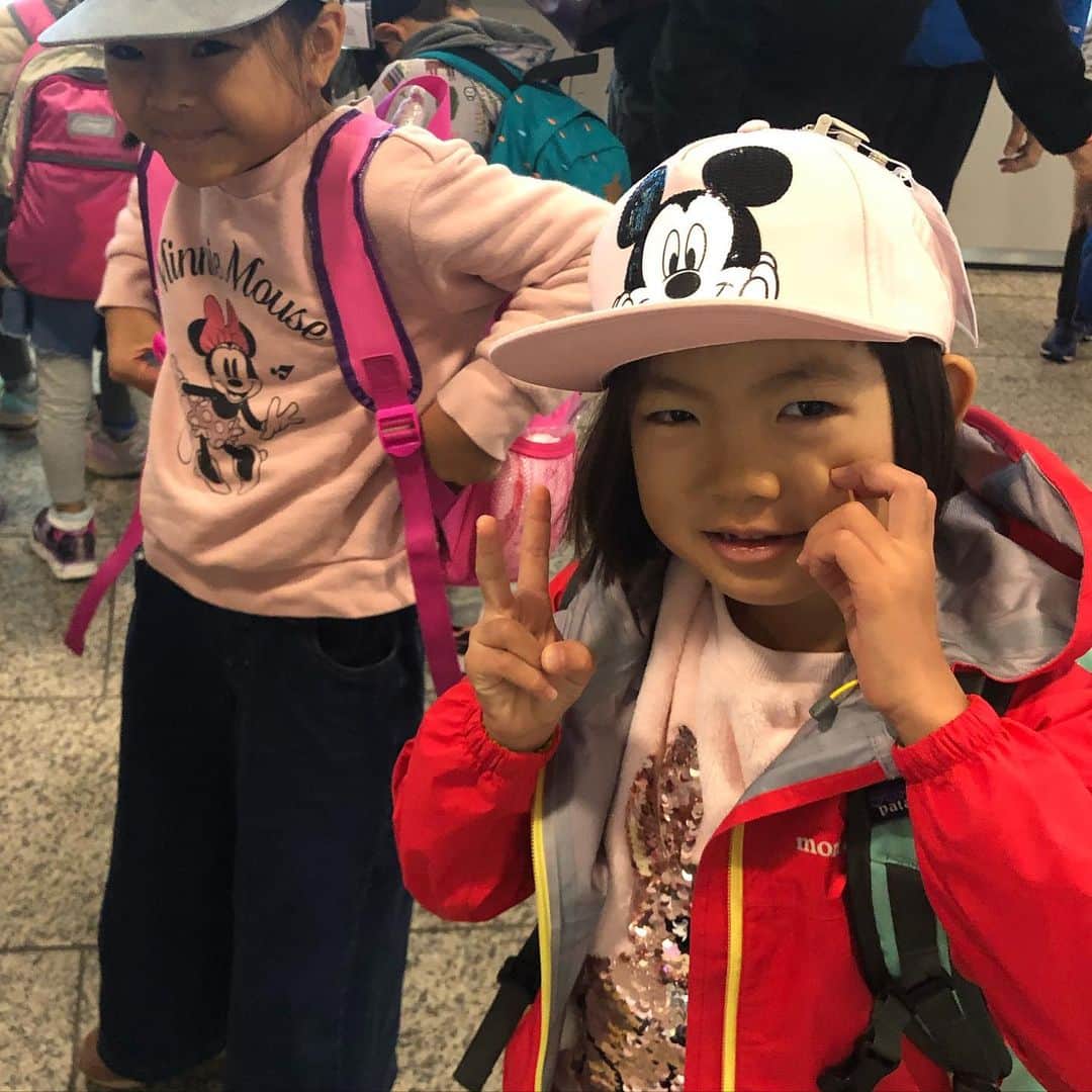 のインスタグラム：「日曜日はデイキャンプ！！ 昨日はクッキングの回だったので、みんなでみたらし団子や、バームクーヘン、カレー、どら焼きを作ったそうな(*^o^*) で、幼稚園チームだけポニーにも乗ってきたようで、お兄ちゃんがズルイな〜と言ってました（笑）  母はゆるりとミスドに行って朝ごはんを食べつつ、チビ達が帰ってきたときにあげるドーナツを購入！  ピカチュー沢山売ってて良かった\(//∇//)\ 今年もピカチュードーナツ食べれて嬉しいです！  #息子殿姫#姫#デイキャンプ#ミスド#ピカチュー#ピカチュードーナツ」