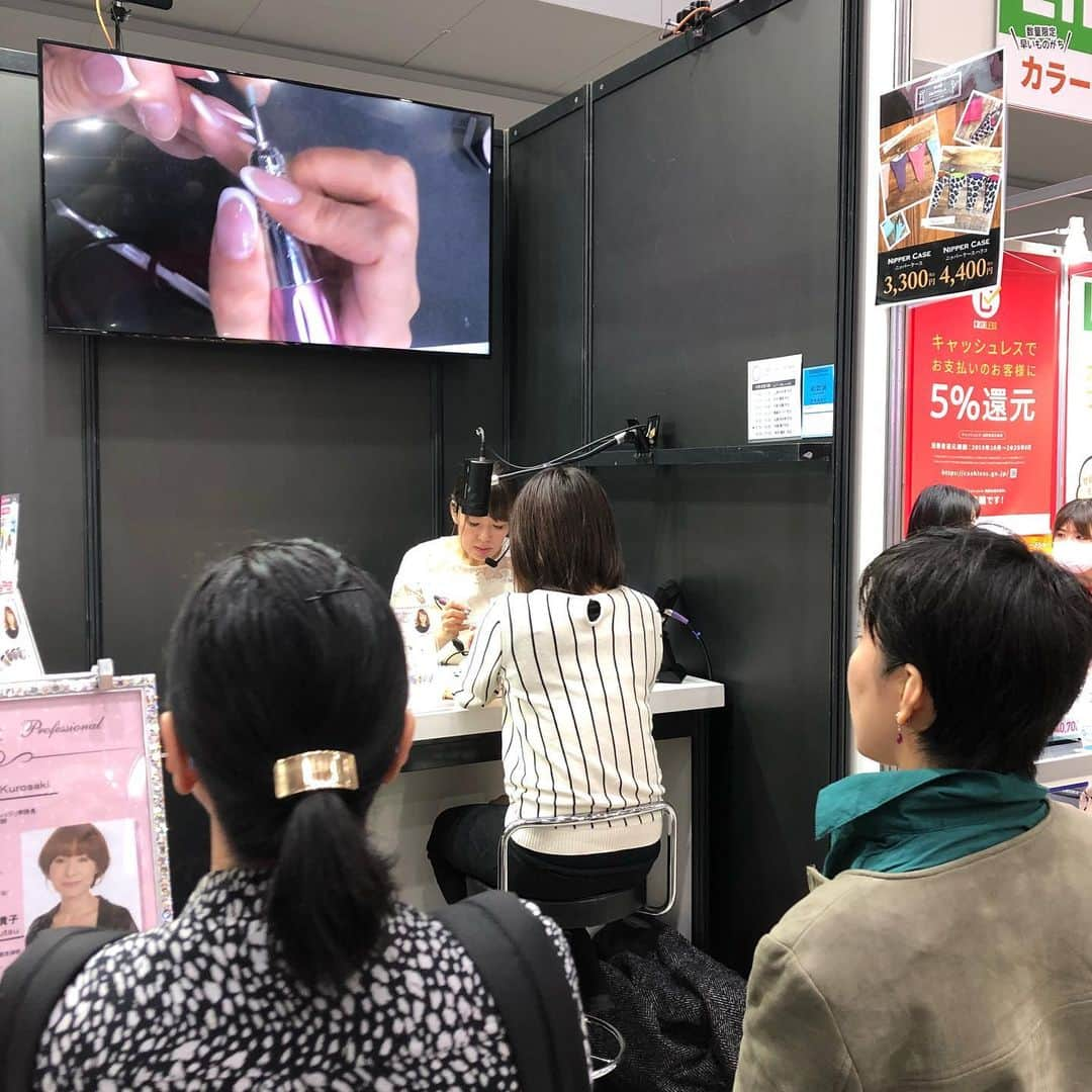 エリコネイルさんのインスタグラム写真 - (エリコネイルInstagram)「. ✨NAIL EXPO 2019✨ 最終日トップバッター 【山浦あゆ美先生 @ayukoro 】 デモンストレーション始まりました🎀 ✅11月25日（月）10:00〜11:00  マシーンの使い方やファイルのあて方など、プレパレーションからわかりやすく丁寧に解説してくださってます✨ お見逃しなく💨💨💨 . モアブースは👇 東京ビッグサイト 南棟 1階 A-403  #山浦あゆ美先生 #デモンストレーション #demonstration #タイムスケジュール  #gelfrench #pythonnail #ribbonnail  #nailexpo #東京ネイルエキスポ #ネイルエキスポ2019  #morecouture #モアクチュール  #erikonail #エリコネイル  #nail #nails #nailart #gelart #네일#젤네일 #美甲」11月25日 10時17分 - morecouture_jp