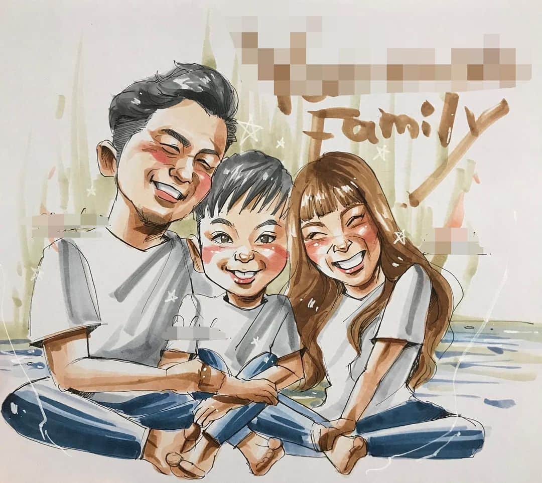 似顔絵★𝗚𝗢𝗥𝗜𝗞𝗜𝗡𝗚のインスタグラム：「. . 先日の一枚目❤️ . . 二枚のご依頼でした😍✨ #gorikingの小洒落てみたシリーズ で、 息子さんを囲んで、ご家族3人を🌟✨ . . 小さい星を少し散りばめて 洒落た感じに仕上がりました😏❤️w . . . ❌❌現在は、予約受付終了してます❌❌ 。 . . .  2019年度ご予約のお客✨ 現在125番までの方案内中です🌟✨💕 メールの確認宜しくお願い致します🙇‍♀️🌟✨ . 一巡したら後回し組へご連絡して参ります⭐️✨ . .  次回の予約応募は、 だいたいですが来年の2月、3月くらいです😭😭😭🌟✨あくまでも予定です。 . . . オーダー再開の際には 人数制限あるため必ず予約ができるわけではございません。 そのことも踏まえた上で 次回ご検討いただけると嬉しいです(^^) . . また、結婚式の使用を考えてくださる方も多いです✨  前々からお伝えしていますが、 基本的に予約順に対応しているため、 近々の納期を希望される方は、 対応できないこともあるので、 あらかじめご了承ください💦 . . . . . ※今回予約が取れた方へ※ . .  写真がまだ用意できてない、入金が遅れそうなど、状況により、順番が前後することもございます‼️ あらかじめご了承ください。 。 . . . また、芸能人、キャラクターのオーダー、パロディ風オーダーはお断りしています。  芸能人については、ご本人様に直接プレゼントなどはOKです。 . . . . . . 💰料金表は過去投稿記事みてね❤💰 . . . . . ➡️ハッシュタグ⇨ goriking117料金表2019⬅️ . . ✨✨✨✨✨✨✨✨✨✨✨✨✨✨✨✨ @by.goriking のアカウントでは、 過去書かせて頂いたお客様方からの、 似顔絵のその後のお写真をいただき、 投稿しております^ - ^❤️❤️ 玄関に飾ってある似顔絵、 渡した瞬間のお写真、 ご本人とのお写真などなど💕  いろんな場面でのお写真お待ちしております^ - ^✨⭐️ . . .  #似顔絵#pencildrawing#drawing#pencil#illust#painting#art#artwork#portrait#絵描きさんと繋がりたい#似顔絵師#gorikingの似顔絵屋さん #家族#おしゃれ#子供#愛息子#仲良し家族#familyportrait#casual#simple#🌟#comicart#anime#animeart#comicartist#animejapan」