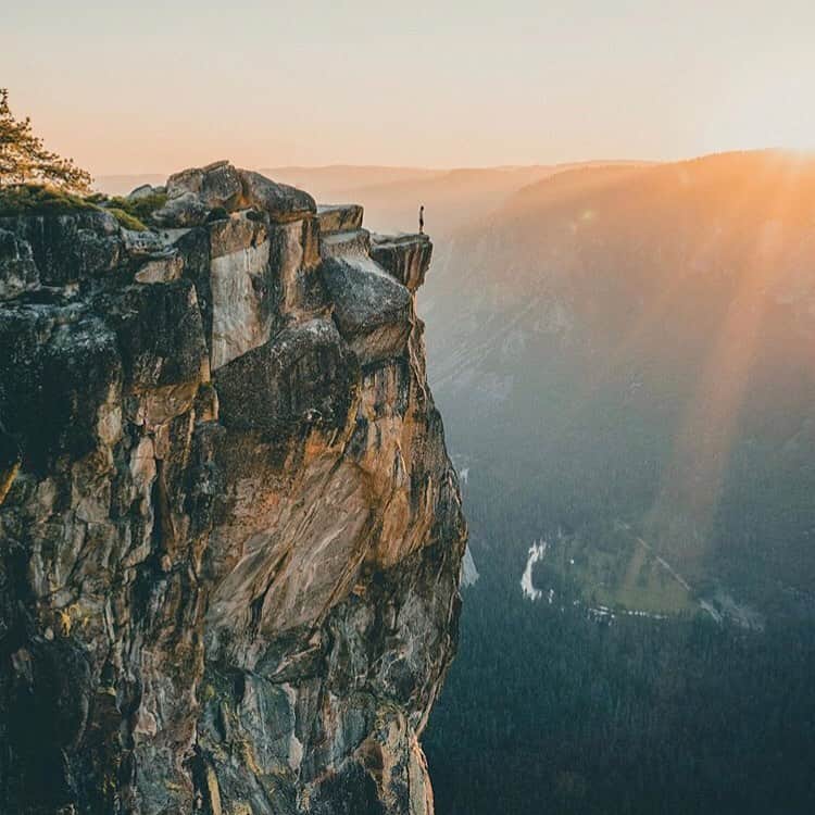 のインスタグラム：「Looking out on a short work week with with lots to be grateful for. 📸: @isaiahphoto」