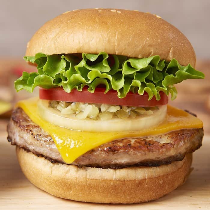 フレッシュネスバーガー【公式】さんのインスタグラム写真 - (フレッシュネスバーガー【公式】Instagram)「. 食べ応え満載の【クラシックチーズバーガー】。 約113gのクォーターパウンドは、食べ応え十分🤤 シャキシャキと食べられる新鮮野菜と、とろ〜り厚切りチーズとの相性も抜群ですよ♪ . . #フレッシュネス#フレッシュネスバーガー#freshness#freshnessburger#福岡グルメ#グルメ好きな人と繋がりたい#東京グルメ#大阪グルメ#名古屋グルメ#🍔#肉汁#お肉大好き#肉活#チーズたっぷり#チーズ好き#新鮮野菜#シャキシャキ#濃厚#グルメ好き#グルメ女子#ハンバーガー巡り#ハンバーガー部#ハンバーガー大好き#ハンバーガー🍔#肉肉肉#肉肉#肉食女子#レッドチェダーチーズ#クォーターパウンダー#ハンバーガー好き」11月25日 10時23分 - freshness_1992