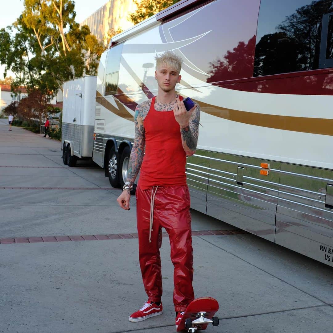 Young Gunnerさんのインスタグラム写真 - (Young GunnerInstagram)「swipe right to see if he was a skater boy .. 🛹👶🏼 @avrillavigne」11月25日 10時36分 - machinegunkelly