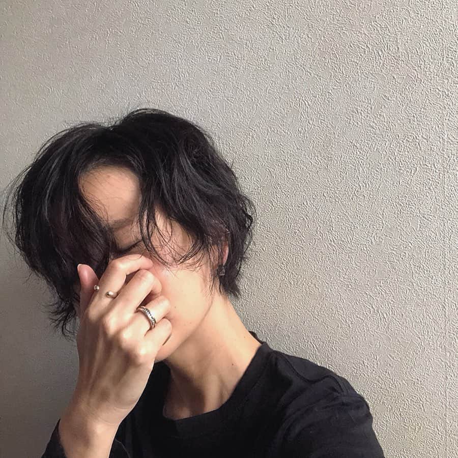 のインスタグラム：「髪を短くしたりパーマかけたり黒くしたりしました！ . . . このスタイルのいいところはオデコのシワと眉間のシワが隠せるところです！ . . . いつも思い通りのスタイルにしてくれる美容師さんに感謝🙏❤️ . . . . #ヘアスタイル #ニューヘアー #ショートヘア #ママスタイル #ショートパーマ」