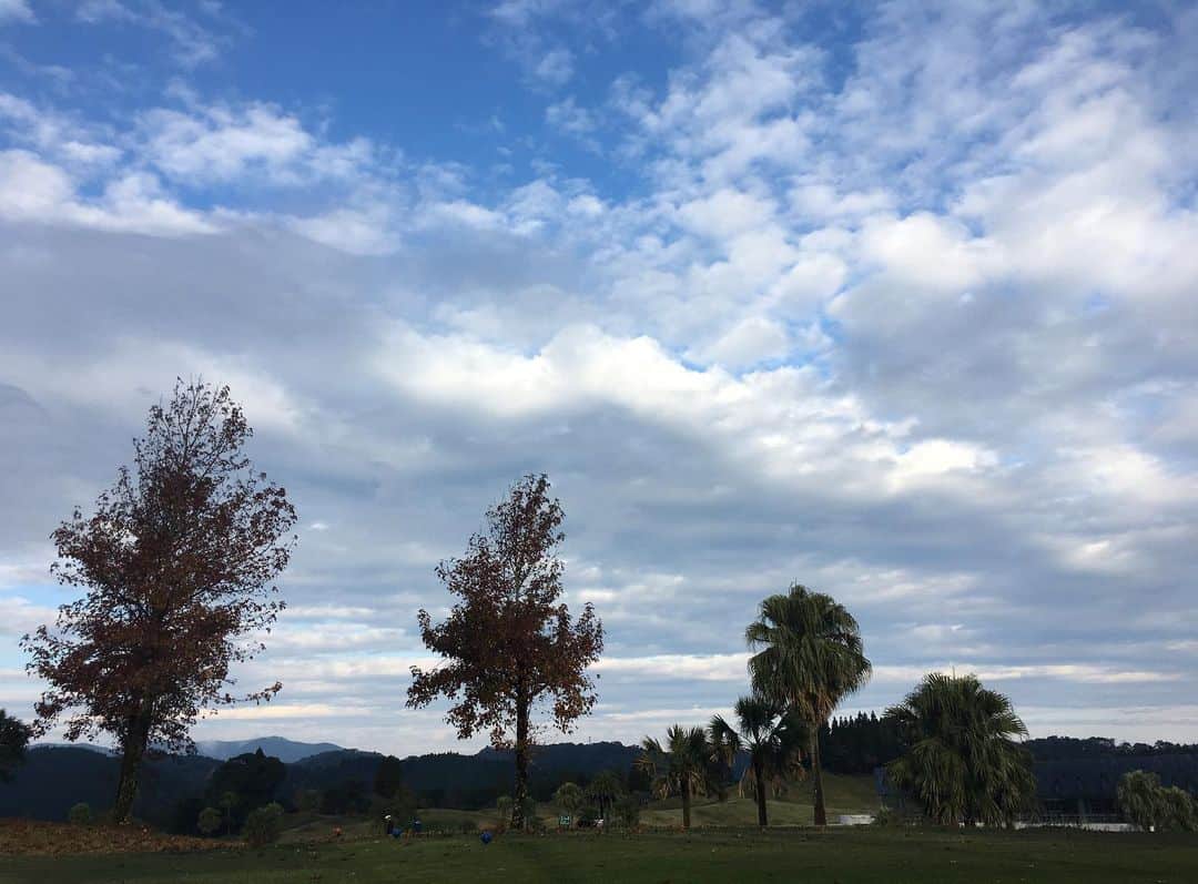 宮本佳奈さんのインスタグラム写真 - (宮本佳奈Instagram)「心配していた天気も回復し、「みんなでゴルフコンペ」今日も多くの方が参加してくださっています✨ ・  空もなんだかいい感じ💕 ・  #mrt #みんなでゴルフコンペ　#ゴルフ　#空　#写真は　#with #後輩ちゃん」11月25日 10時48分 - mrt.miyamoto